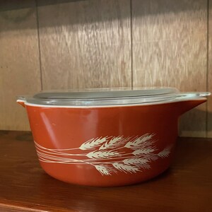 Vintage Pyrex Casserole Dish with Cover.  475-B  2.5 Quart Rust and Wheat Design