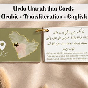 Pode incluir: Um conjunto de cartões de dua para a Umrah em urdu unidos por um anel dourado. O cartão esquerdo mostra um mapa da Arábia Saudita com um marcador de localização e a Kaaba. O cartão direito exibe o número 3, texto em urdu, escrita árabe e a transliteração em inglês de uma oração.