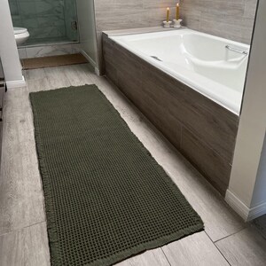 SHIMOH Wafel Badmat, Superabsorberende Antislip Badmat voor Badkamervloer, Machinewasbare Badkamermat met Kwastjes, Rubberen Achterkant Dark Green