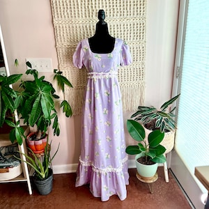 Groovy 1970s Lilac Floral Prairie Maxi Dress Retro Vibes Flowy Boho Chic Empire Waist  Puff Sleeves Women&#39;s Vintage Clothing Lavender Purple
