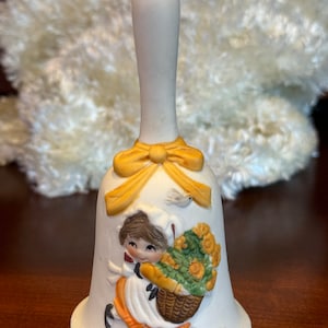 Jasco Bell con una niña holandesa sosteniendo una cesta de flores