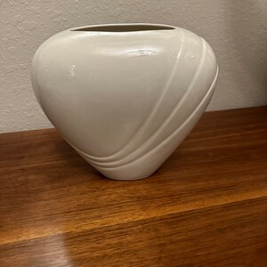 Hager 4342 Cream Art Deco Vase