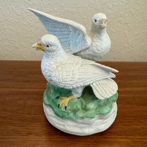 Maruho Porcelain Doves Rotating Music Box