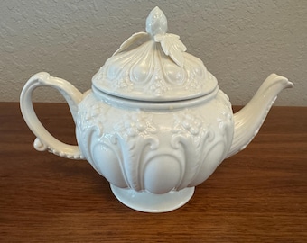 Peppertree Tabletree Ivory Teapot