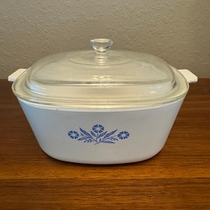 Casserole de bleuet bleu des années 1960 10 x 8,5 avec couvercle Corningware