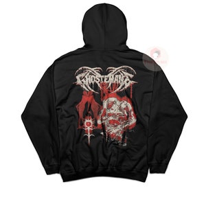 Puede incluir: Sudadera con capucha negra con un estampado gráfico rojo y blanco de un logotipo de banda que dice "Ghostmane".