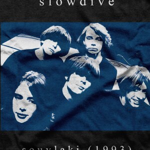 Puede incluir: Una camiseta de banda negra y azul con una silueta de una banda con el texto "slowdive" y "souvlaki (1993)"