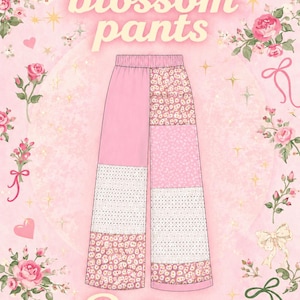 Op de afbeelding: Een wijde broek met een patchworkontwerp met afwisselende panelen van effen lichtroze, wit met kleine zwarte stippen en een bloemenprint met roze en witte madeliefjes. De tekst "the blossom pants Pattern" staat boven en onder de broek afgebeeld.