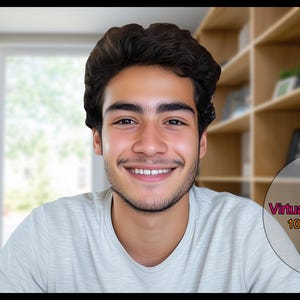 Puede incluir: Una persona sonriente con una camiseta gris claro. La imagen incluye un fondo virtual con el texto "Virtual Background 1080 x 1920 px" en un círculo rosa. El fondo está borroso, mostrando una ventana y estanterías.