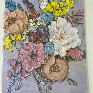 Peut inclure: Peinture texturée d'un bouquet de fleurs aux couleurs variées : blanc, jaune, rose, bleu et pêche. Les fleurs sont disposées sur un fond violet clair, créant une œuvre florale vibrante et détaillée.