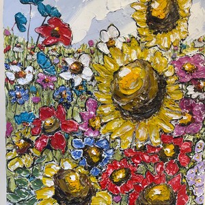 Può includere: Dipinto a olio a impasto di un vibrante campo di fiori. Girasoli, fiori rossi, bianchi, blu e viola sono ambientati su un cielo azzurro chiaro con nuvole bianche. Le spesse pennellate creano un effetto strutturato e tridimensionale.