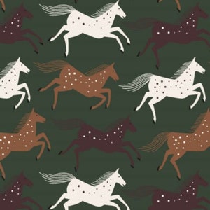 Puede incluir: Un patrón sin costuras con caballos marrones, blancos y negros corriendo sobre un fondo verde oscuro. Los caballos tienen manchas blancas, marrones y negras.