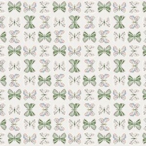 Op de afbeelding: Een naadloos patroon van groene, roze en blauwe vlinders op een witte achtergrond.
