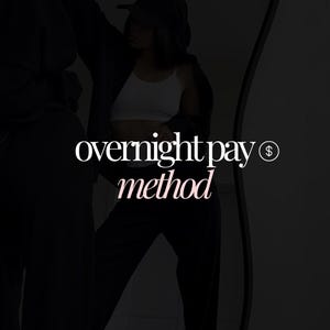 Może przedstawiać: Obraz przedstawia tekst "overnight pay method" w nowoczesnej czcionce. Tekst jest w kolorze białym i różowym, na ciemnym tle. Osoba ma na sobie biały top, ciemną kurtkę i ciemne spodnie.