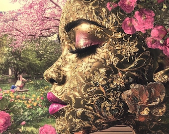 Può includere: Il viso di una donna è ricoperto di foglia d'oro con intricati motivi floreali. I suoi occhi sono chiusi e le sue labbra sono dipinte di un rosa acceso. Fiori rosa sbocciano intorno alla sua testa.
