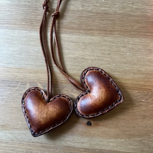 Llavero de cuero con forma de corazón