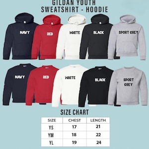 Puede incluir: Una exhibici&oacute;n de sudaderas y sudaderas con capucha Gildan para j&oacute;venes en azul marino, rojo, blanco, negro y gris deportivo. La imagen incluye una tabla de tallas con medidas de pecho y largo. El texto "GILDAN YOUTH SWEATSHIRT - HOODIE" est&aacute; en la parte superior.
