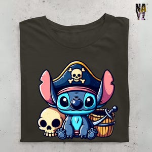 K&ouml;nnte beinhalten: Eine blaue Comicfigur tr&auml;gt einen Piratenhut mit Totenkopf und Knochen. Die Figur h&auml;lt eine Schatztruhe und einen Sch&auml;del.