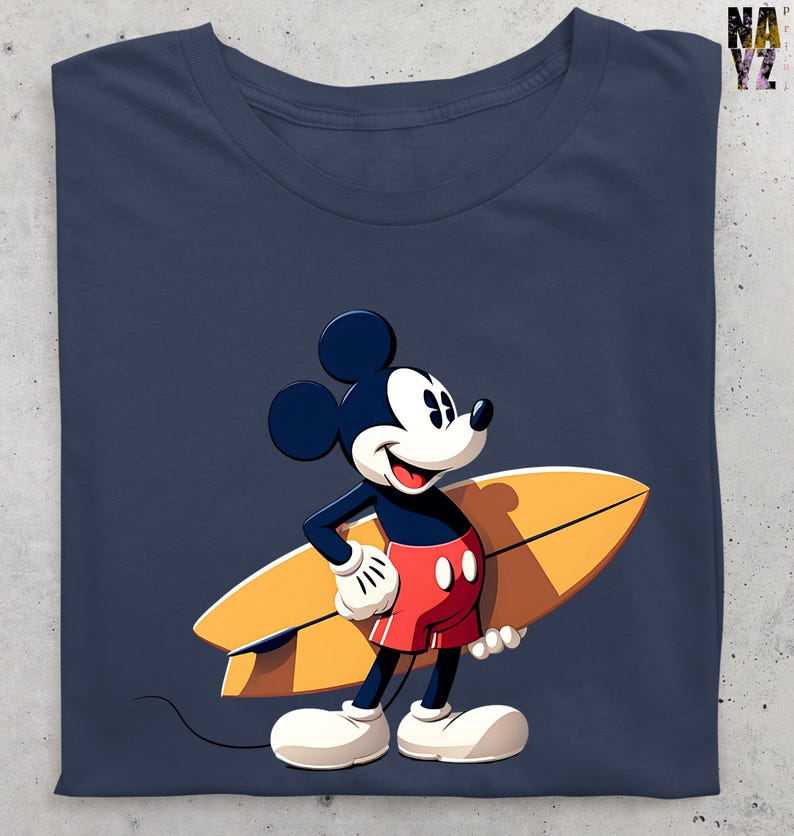 Op de afbeelding: Marineblauw T-shirt met een cartoon van Mickey Mouse met een gele surfplank. Mickey draagt een rode korte broek, witte handschoenen en schoenen. Het T-shirt heeft een ronde hals.