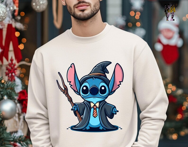 K&ouml;nnte beinhalten: Ein wei&szlig;es Sweatshirt mit einer blauen Comicfigur, die einen schwarzen Zaubererhut und eine Robe tr&auml;gt. Die Figur h&auml;lt einen Zauberstab und hat eine rot-gelbe Krawatte.