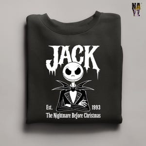 Puede incluir: Sudadera negra con un gr&aacute;fico blanco de Jack Skellington de "Pesadilla antes de Navidad". El dise&ntilde;o incluye la palabra "JACK", la cara del personaje y el texto "Est. 1993 The Nightmare Before Christmas."