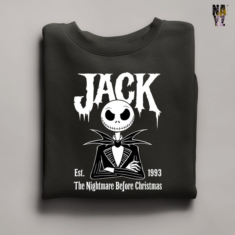 Puede incluir: Sudadera negra con un gr&aacute;fico blanco de Jack Skellington de "Pesadilla antes de Navidad". El dise&ntilde;o incluye la palabra "JACK", la cara del personaje y el texto "Est. 1993 The Nightmare Before Christmas."