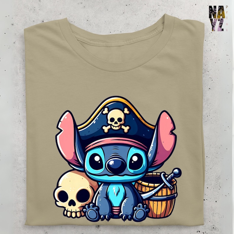 K&ouml;nnte beinhalten: Ein blauer Stitch-Charakter tr&auml;gt einen Piratenhut mit Totenkopf und Knochen. Stitch h&auml;lt ein Schwert und sitzt neben einer Schatztruhe und einem Sch&auml;del.