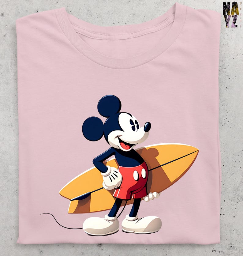 Op de afbeelding: Roze T-shirt met een cartoonafbeelding van Mickey Mouse met een gele surfplank. Mickey draagt een rode korte broek, witte handschoenen en schoenen. Het shirt heeft een ronde hals en korte mouwen. Het ontwerp is gecentreerd.