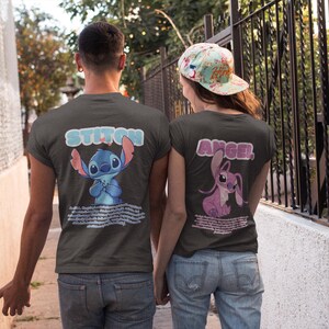 Op de afbeelding: Twee mensen dragen bijpassende grijze T-shirts met een cartoon Stitch-personage op de rug. Het shirt links zegt "Stitch" en het shirt rechts zegt "Angel".