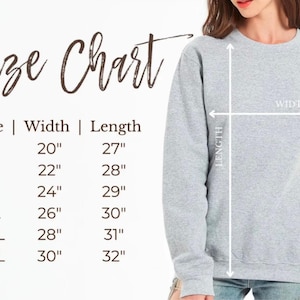 Puede incluir: Sudadera gris claro con una tabla de tallas. La tabla muestra medidas para tallas S a 3XL, con anchos de 50.8 cm a 76.2 cm y largos de 68.6 cm a 81.3 cm. El texto "Size Chart" se muestra en una fuente elegante.