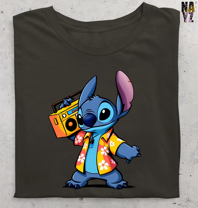 Op de afbeelding: Donkergrijs t-shirt met een stripfiguur, Stitch, die een gele boombox vasthoudt. Stitch is blauw met grote ogen en draagt een Hawaiiaans shirt met witte en oranje bloemen. Het shirt heeft een klassieke ronde hals.