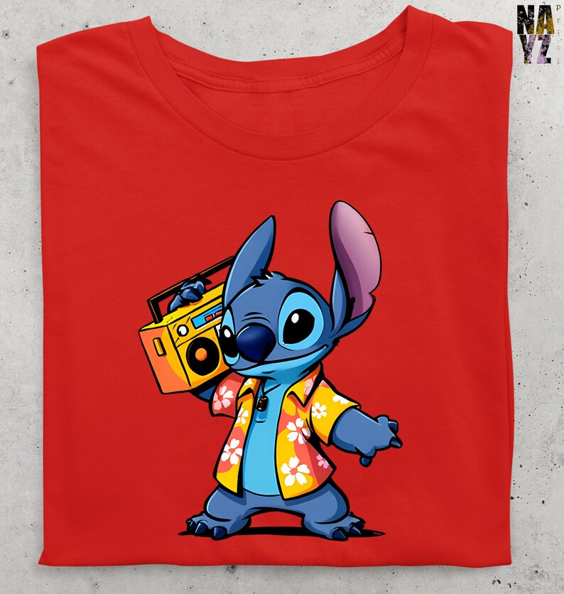 Op de afbeelding: Rood T-shirt met een cartoon illustratie van Stitch uit Lilo & Stitch. Stitch is blauw, draagt een geel Hawaiiaans shirt met witte bloemen en houdt een gele boombox vast. Het shirt is opgevouwen en heeft een eenvoudig ontwerp.