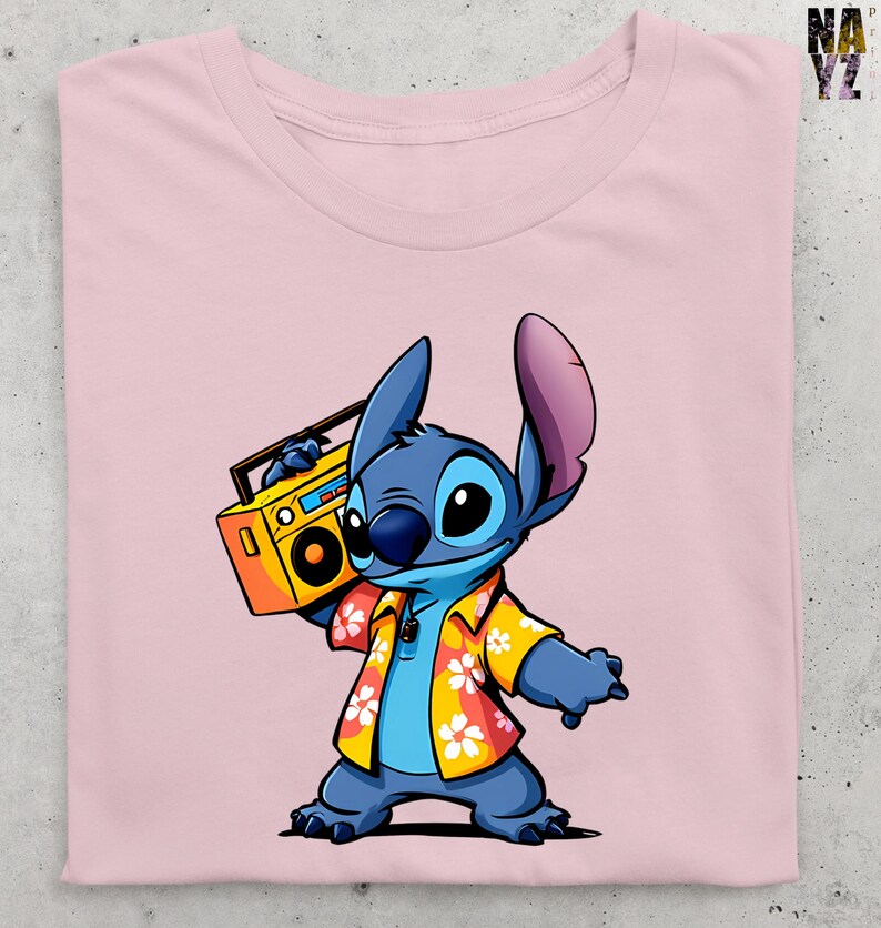 Op de afbeelding: Zachtroze t-shirt met een cartoonillustratie van Stitch uit Lilo & Stitch. Stitch is blauw en draagt een geel Hawaiiaans shirt en houdt een gele boombox vast. Het shirt heeft een effen roze kleur.
