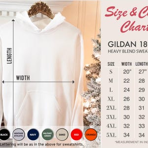 Puede incluir: Una sudadera blanca Gildan 18000 de mezcla pesada colgada de una percha dorada. La imagen incluye una tabla de tallas y colores con medidas en pulgadas. Los colores disponibles incluyen blanco, negro, azul marino y rojo.