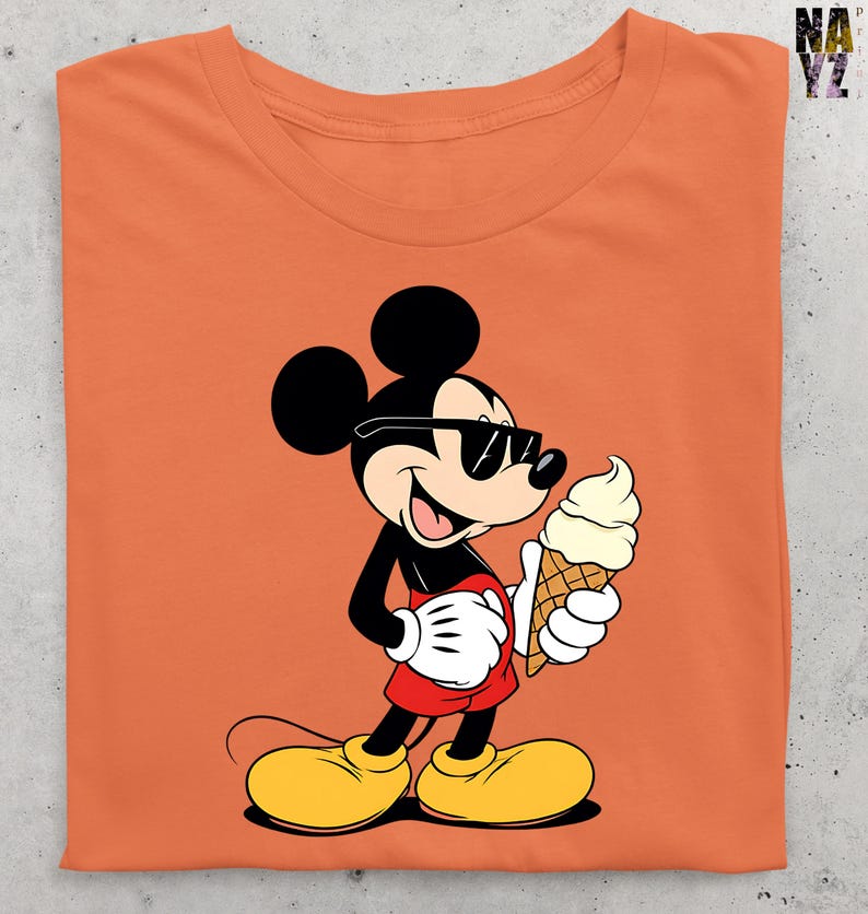 Puede incluir: Camiseta naranja con un dise&ntilde;o de dibujos animados de Mickey Mouse con gafas de sol y un helado. Mickey lleva pantalones cortos rojos, zapatos amarillos y guantes blancos.