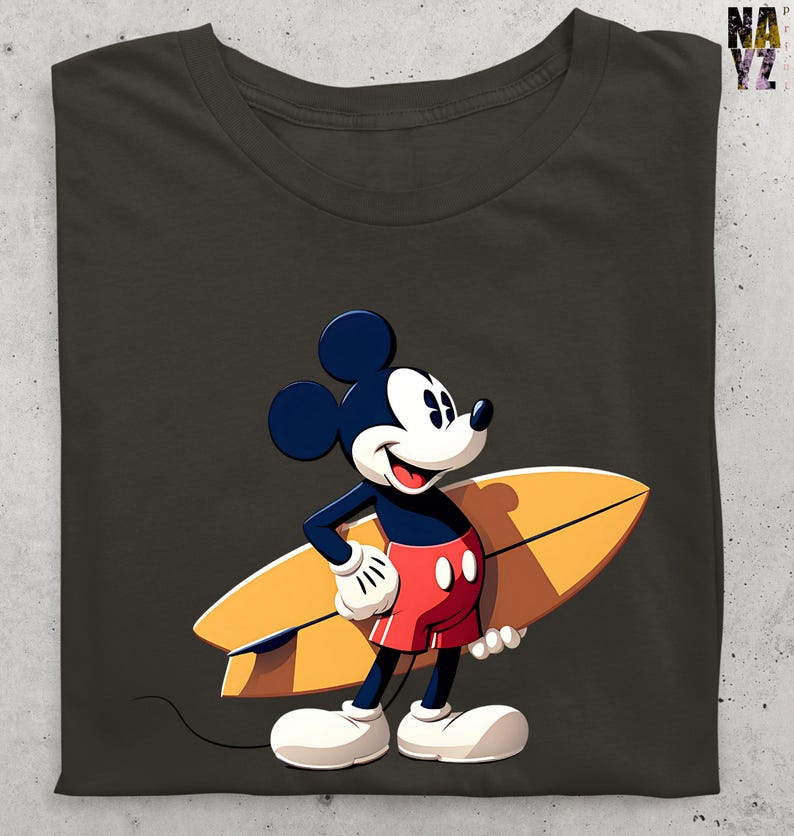 Op de afbeelding: Donker olijfgroen t-shirt met een cartoon Mickey Mouse karakter met een gele surfplank. Mickey draagt een rode korte broek, witte handschoenen en schoenen. Het shirt heeft een klassieke ronde hals.