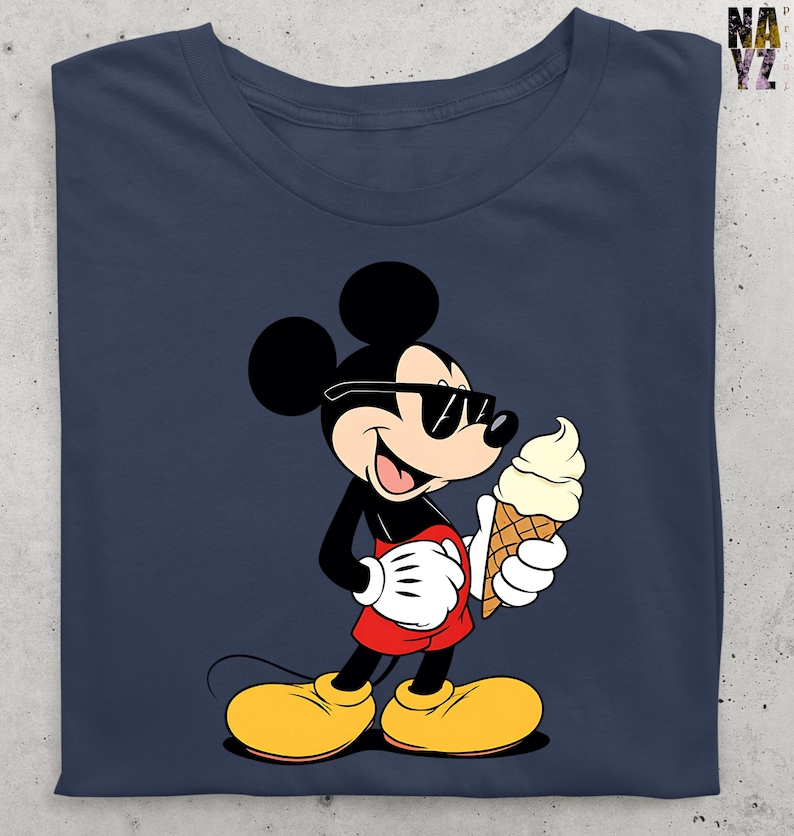Puede incluir: Camiseta azul marino con un dibujo animado de Mickey Mouse con gafas de sol y un helado. Mickey lleva su atuendo cl&aacute;sico: pantalones cortos rojos, zapatos amarillos y guantes blancos. El cono de helado es de gofre y helado de vainilla.