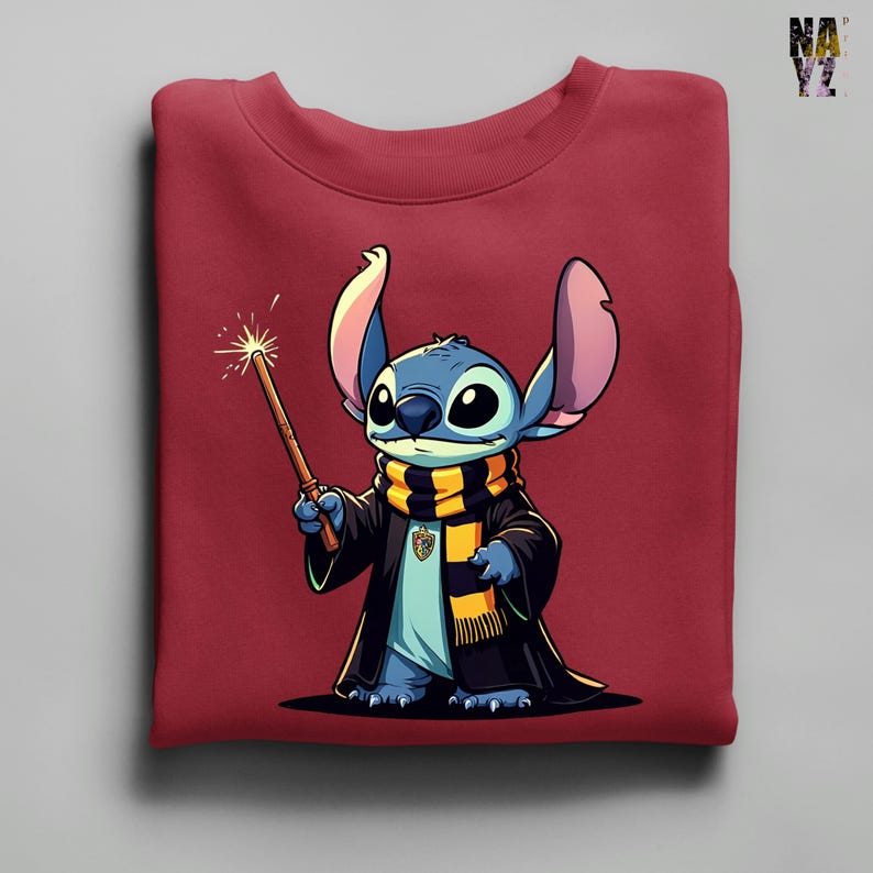Pode incluir: Um moletom bord&ocirc; com um personagem de desenho animado, Stitch, vestido de mago. Stitch &eacute; azul com orelhas grandes, usando uma t&uacute;nica preta, um cachecol listrado e segurando uma varinha com um efeito brilhante. O design est&aacute; centralizado.