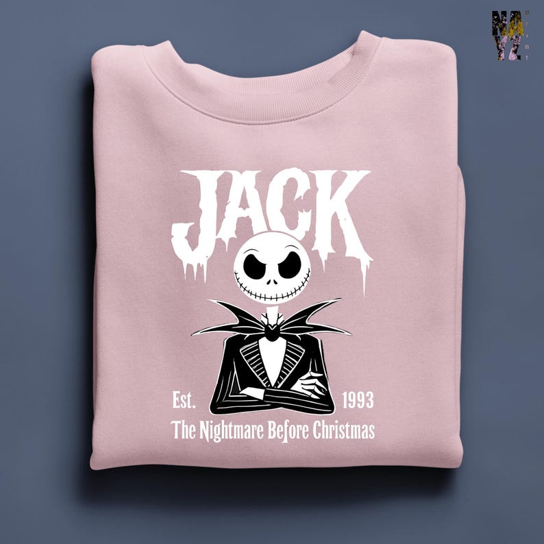 Puede incluir: Sudadera rosa claro con un dise&ntilde;o de Jack Skellington de "Pesadilla antes de Navidad". El dise&ntilde;o incluye la palabra "JACK" sobre una ilustraci&oacute;n de Jack, con el texto "Est. 1993 The Nightmare Before Christmas" debajo.