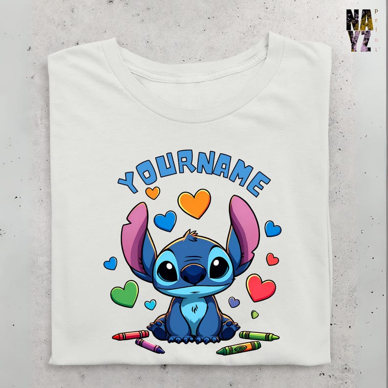 K&ouml;nnte beinhalten: Ein wei&szlig;es T-Shirt mit einer blauen Stitch-Figur aus Lilo & Stitch. Stitch ist von bunten Herzen und Buntstiften umgeben. Der Text "YOUR NAME" befindet sich &uuml;ber Stitch.