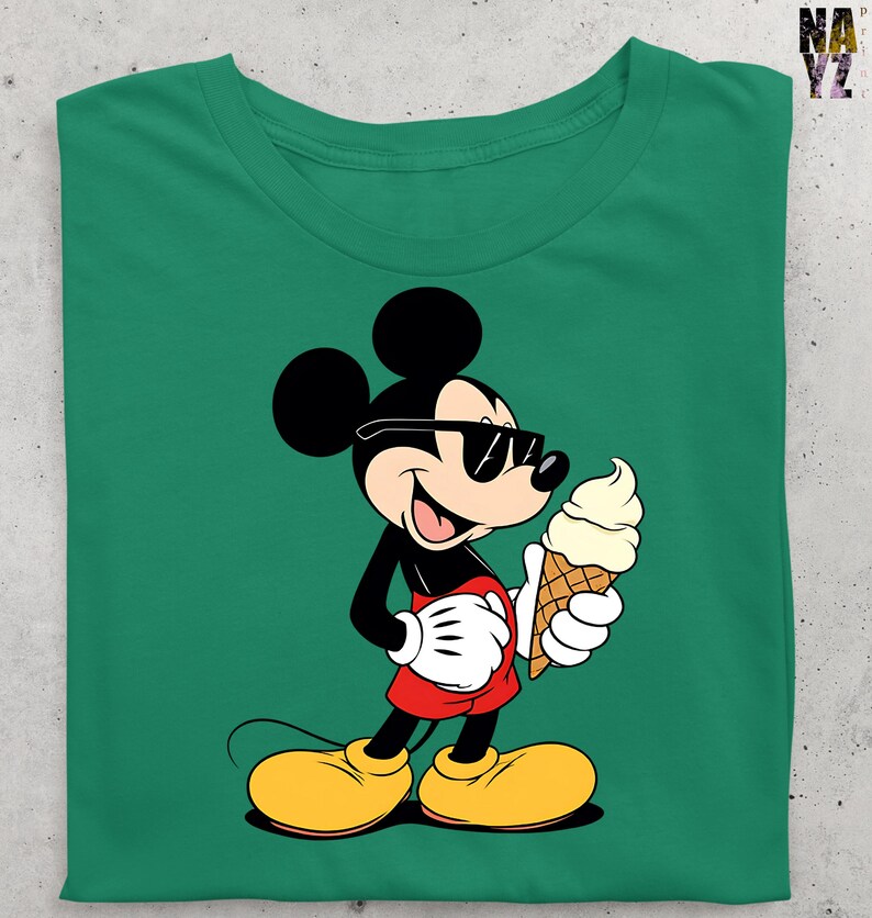 Puede incluir: Camiseta verde con una ilustraci&oacute;n de dibujos animados de Mickey Mouse con gafas de sol y un cono de helado. Mickey Mouse est&aacute; representado con su atuendo cl&aacute;sico: pantalones cortos rojos, zapatos amarillos y guantes blancos.