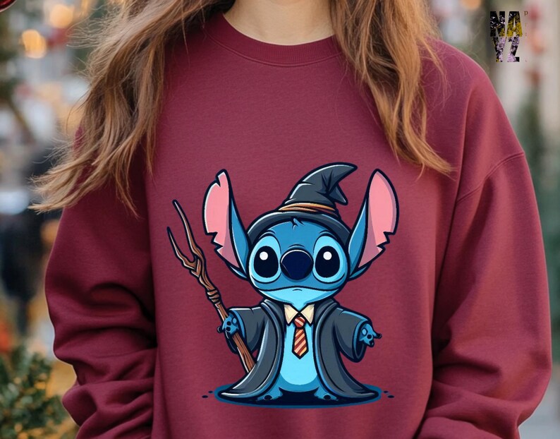 K&ouml;nnte beinhalten: Ein maroonfarbener Pullover mit einem Cartoon-Bild von Stitch, der als Zauberer verkleidet ist. Stitch tr&auml;gt einen spitzen Hut, eine lange Robe und h&auml;lt einen Zauberstab.