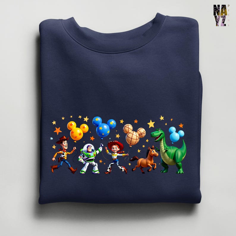 Puede incluir: Sudadera azul marino con un gr&aacute;fico colorido de personajes de una popular pel&iacute;cula animada. El dise&ntilde;o incluye a Woody, Buzz Lightyear, Jessie, un caballo y un dinosaurio verde, con globos con forma de Mickey Mouse y estrellas.