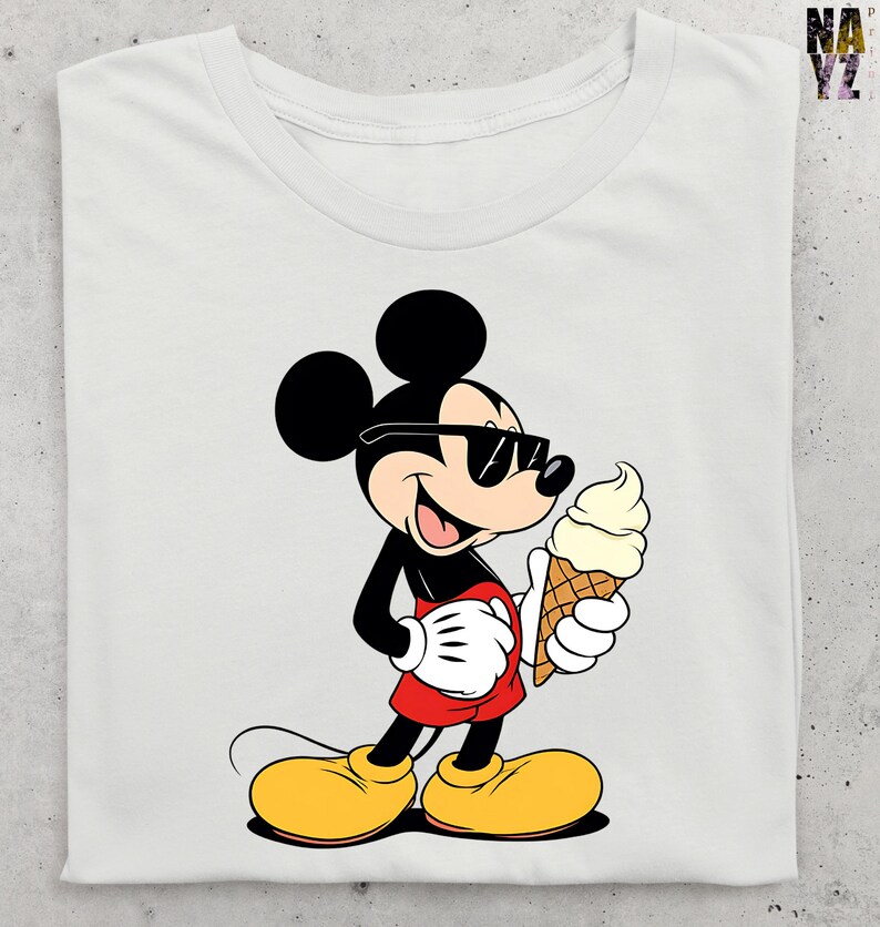 Puede incluir: Camiseta blanca con una ilustraci&oacute;n de dibujos animados de Mickey Mouse con gafas de sol y un cono de helado. Mickey lleva su atuendo cl&aacute;sico: pantalones cortos rojos, zapatos amarillos y guantes blancos.