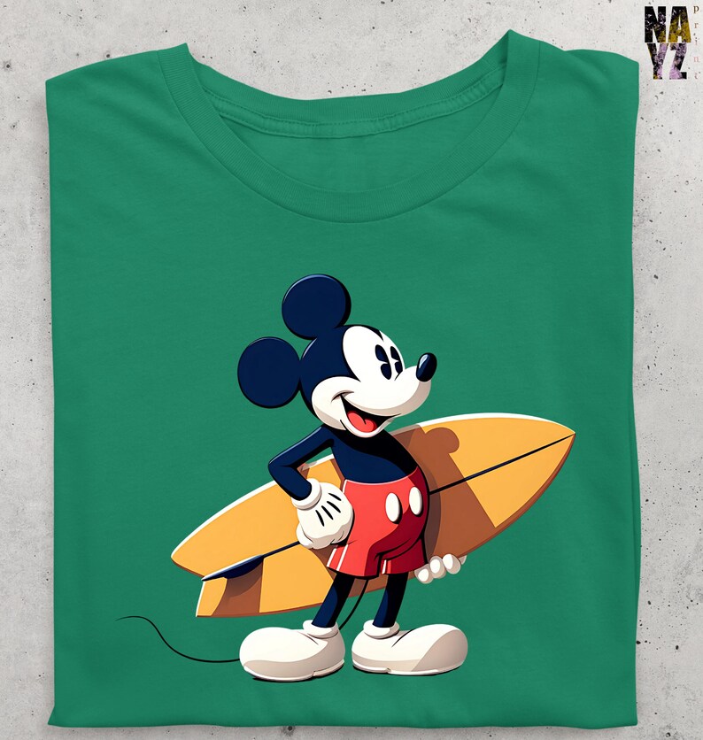 Op de afbeelding: Groen t-shirt met een cartoon illustratie van Mickey Mouse met een surfboard. Mickey draagt een rode broek, witte handschoenen en witte schoenen. Het surfboard is geel en bruin. Een casual kledingstuk.