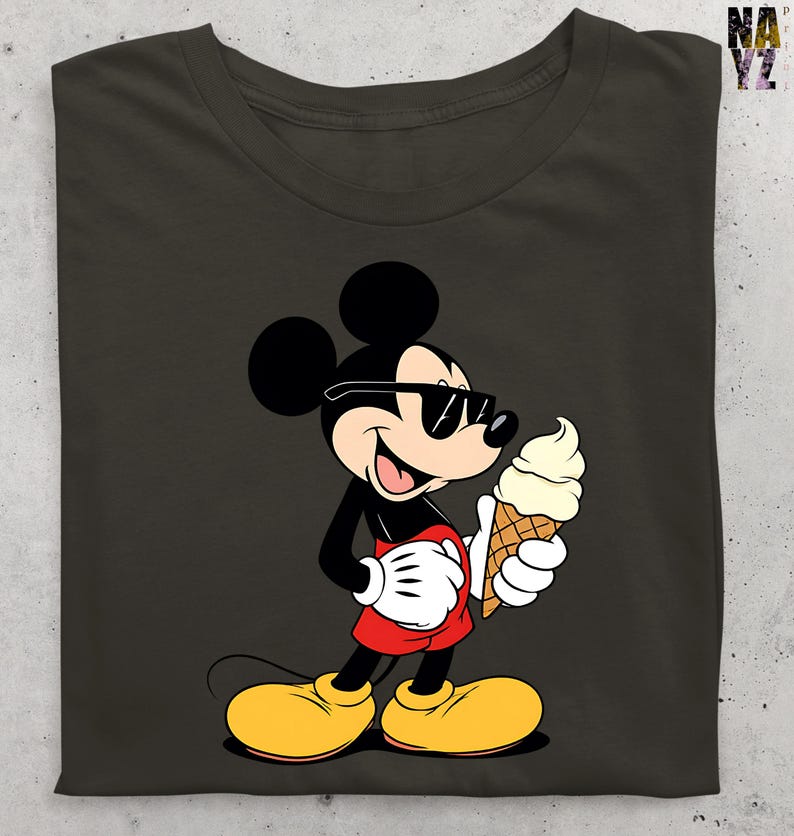 Puede incluir: Camiseta gris oscuro con un dibujo animado de Mickey Mouse con gafas de sol y un cono de helado. Mickey lleva su atuendo cl&aacute;sico: pantalones cortos rojos, zapatos amarillos y guantes blancos. La camiseta tiene cuello redondo.