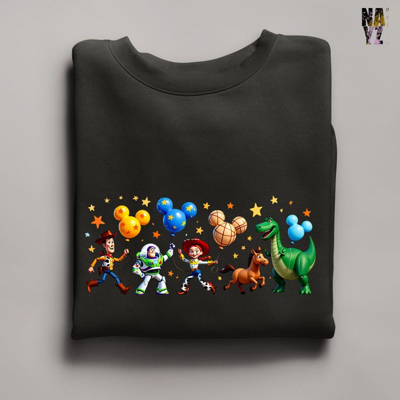 Puede incluir: Sudadera negra con un gr&aacute;fico colorido de los personajes de Toy Story, incluyendo a Woody, Buzz Lightyear y Jessie, con globos en forma de Mickey Mouse y estrellas. El dise&ntilde;o es vibrante y juguet&oacute;n, ideal para los fans de la pel&iacute;cula animada.