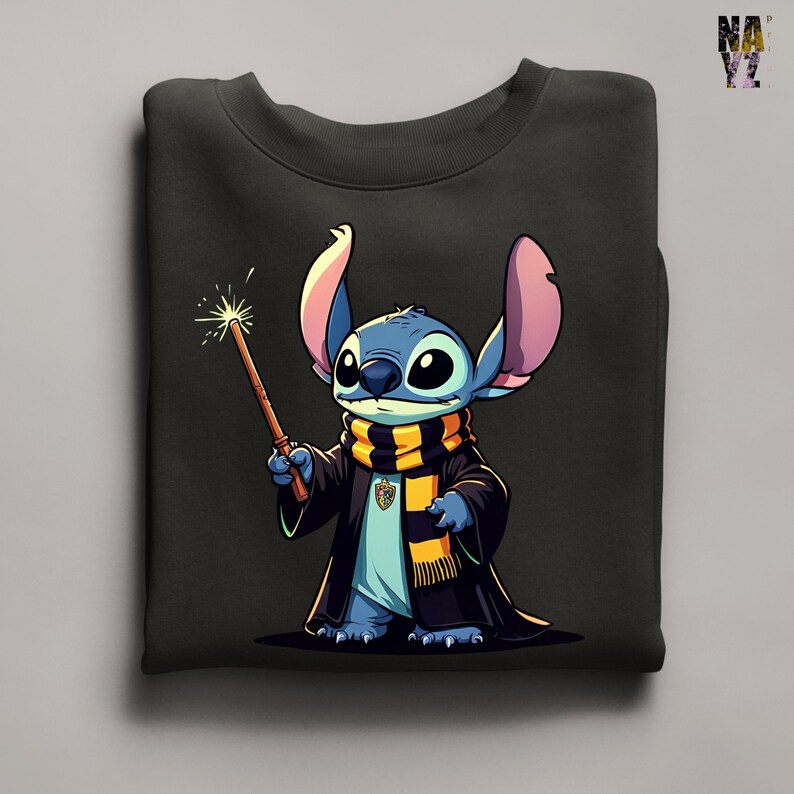 Pode incluir: Camisola preta com um personagem de desenho animado com pele azul, orelhas grandes e um cachecol listrado. O personagem segura uma varinha com um efeito brilhante, vestindo uma t&uacute;nica preta e uma camisa azul clara. O design &eacute; uma mistura l&uacute;dica de fantasia e anima&ccedil;&atilde;o.