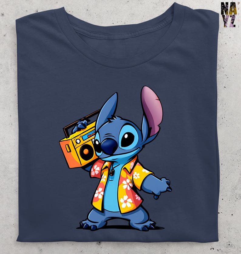 Op de afbeelding: Marineblauw T-shirt met een cartoonfiguur, Stitch, die een gele boombox vasthoudt. Stitch draagt een geel Hawaiiaans shirt met witte en oranje bloempatronen. Het shirt heeft een knoopkraag. De afbeelding is een grafisch ontwerp.
