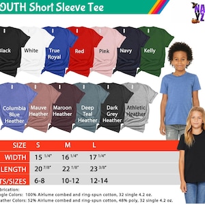 Op de afbeelding: Maattabel voor een korte mouw T-shirt voor kinderen met kleur opties waaronder zwart, wit, koninklijk blauw, rood, roze, marine, kelly groen, columbia blauw melange, mauve melange, maroon melange, donkerblauw melange, donkergrijs melange en atletisch melange. De tabel toont de breedte en lengte in inches voor de maten S, M en L. De tabel toont ook de overeenkomstige leeftijdsgroep voor elke maat. De stof is 100% Airlume gekamd en ringgesponnen katoen voor effen kleuren en 52% Airlume gekamd en ringgesponnen katoen, 48% polyester voor melange kleuren.